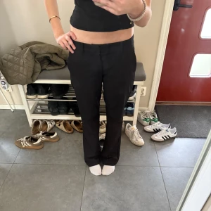 Svarta kostymbyxor från bikbok - Säljer ett par svarta kostymbyxor från bikbok. På bilden har jag storlek 36 men säljer dom i 34. Kan tyvärr inte visa bild på eftersom att dom är för små.