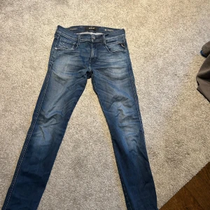 Replay ambass hyperflex - Säljer dessa ambass hyperflex jeansen i typ nyskick🤩 Storlek 30