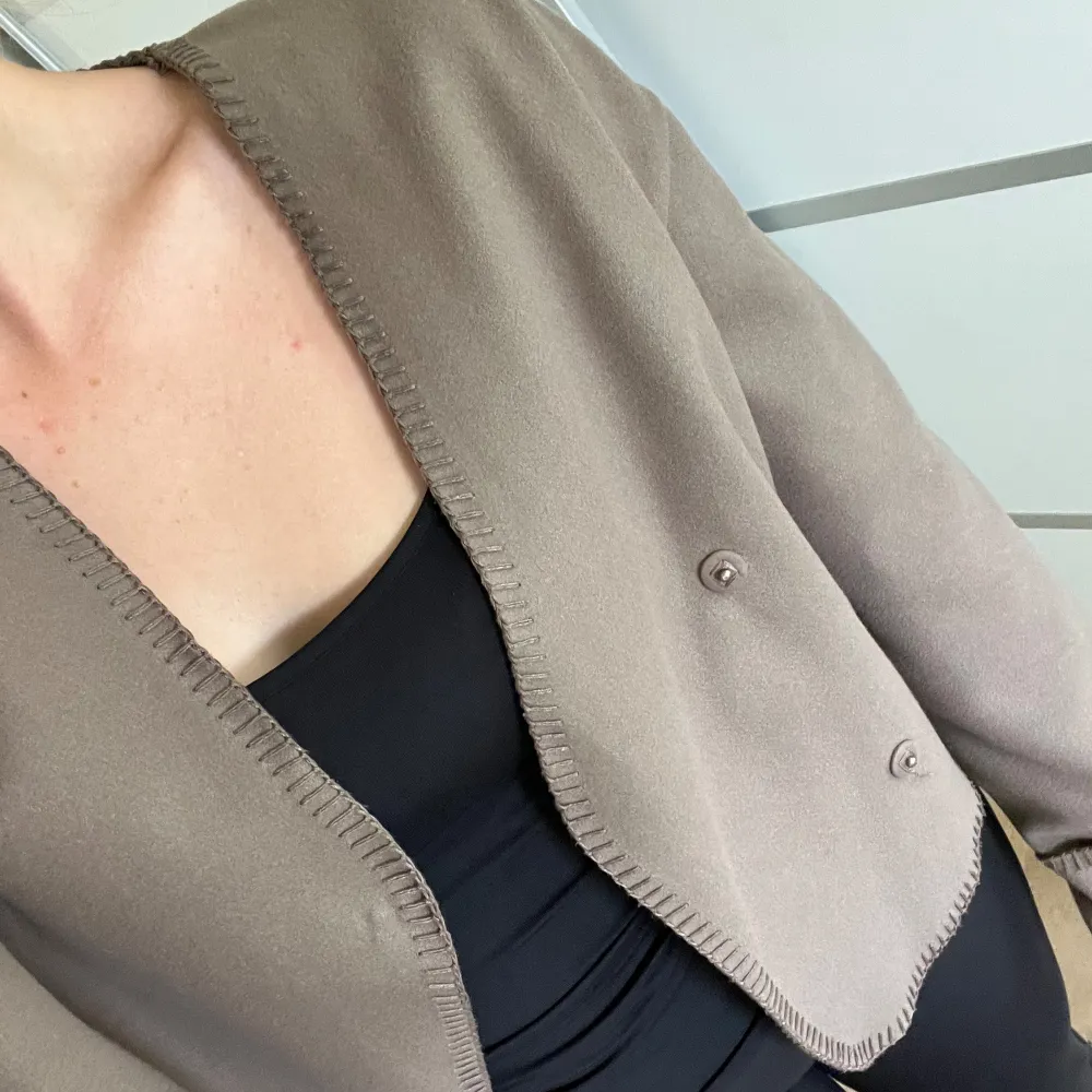 Säljer denna populära kappa från Gina tricot som är helt slutsåld. Kappan är i väldigt fint skick, skriv gärna vid frågor eller för fler bilder!😊. Takit.