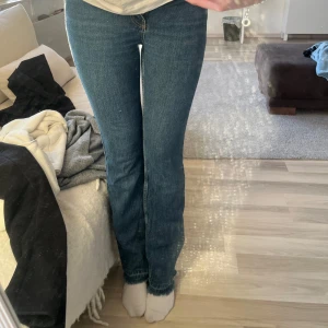 Blå jeans med rak passform - Säljer ett par klassiska blå jeans med rak passform. De har en normal midja, har även sytt ner dessa. Säljer för dom är för små