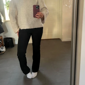 Svarta kostymbyxor  - Säljer mina helt oanvända Vera kostymbyxor från bikbok, låg midjade med raka ben. Helt oanvända med prislapp kvar. Slutsålda på bikboks hemsida. Pris kan absolut diskuteras!💕