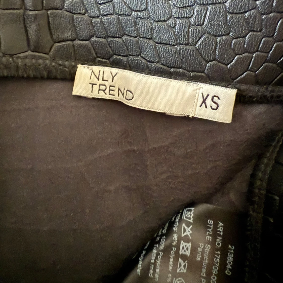 Svarta byxor i fejkskinn med krokodilmönster - 4