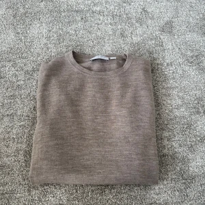 Beige stickad tröja från Tiger of Sweden  - Säljer en stilren beige stickad tröja från Tiger or Sweden. Tröjan har rund halsringning och långa ärmar. Perfekt för lager-på-lager. Tröjan är i nyskick och har endast prövats. Nypris ligger på 1499 mitt pris 399. 