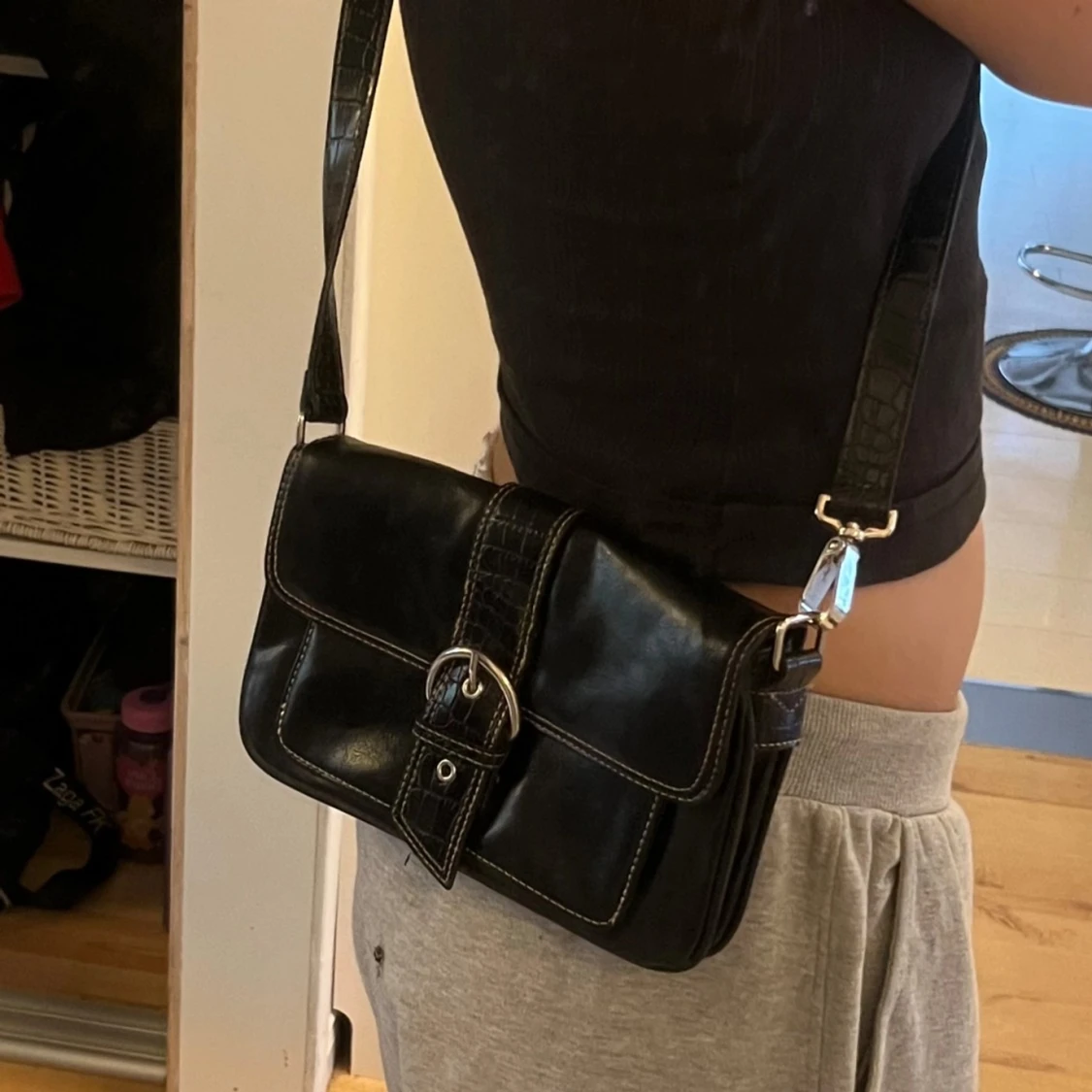 Svart axelväska med spänne - 92