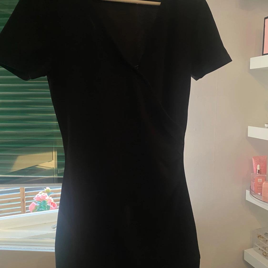 Svart omlottklänning med kort ärm - 1