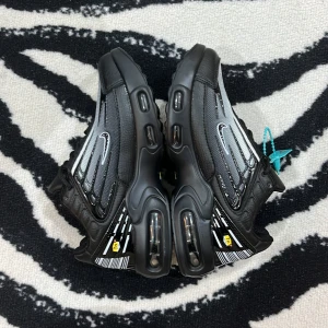 Nike tn - Helt nya! Nike Air Max Plus sneakers i svart och silver med tydliga Air Max-detaljer och gula Tn-loggor. Skorna har snörning, rund tå och synliga luftbubblor i sulan. Ovandelen är i syntetmaterial med svarta och silvriga inslag samt svarta detaljer på sidorna, storlek 37 