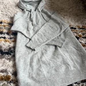 Grå cashmere hoodie  - Hej! Säljer denna mjuka och lyxiga grå hoodie från Vernando i cashmere. Den är i 10/10 skick och perfekt för våren och de sena sommarkvällarna som kommer .Tröjan har huva med dragsko och ribbade muddar vid ärmslut och nederkant. Perfekt för en avslappnad och stilren look.