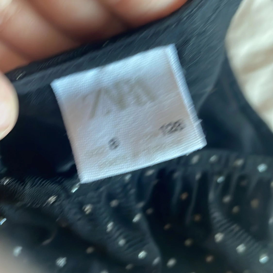 Svart prickig topp från Zara - 2