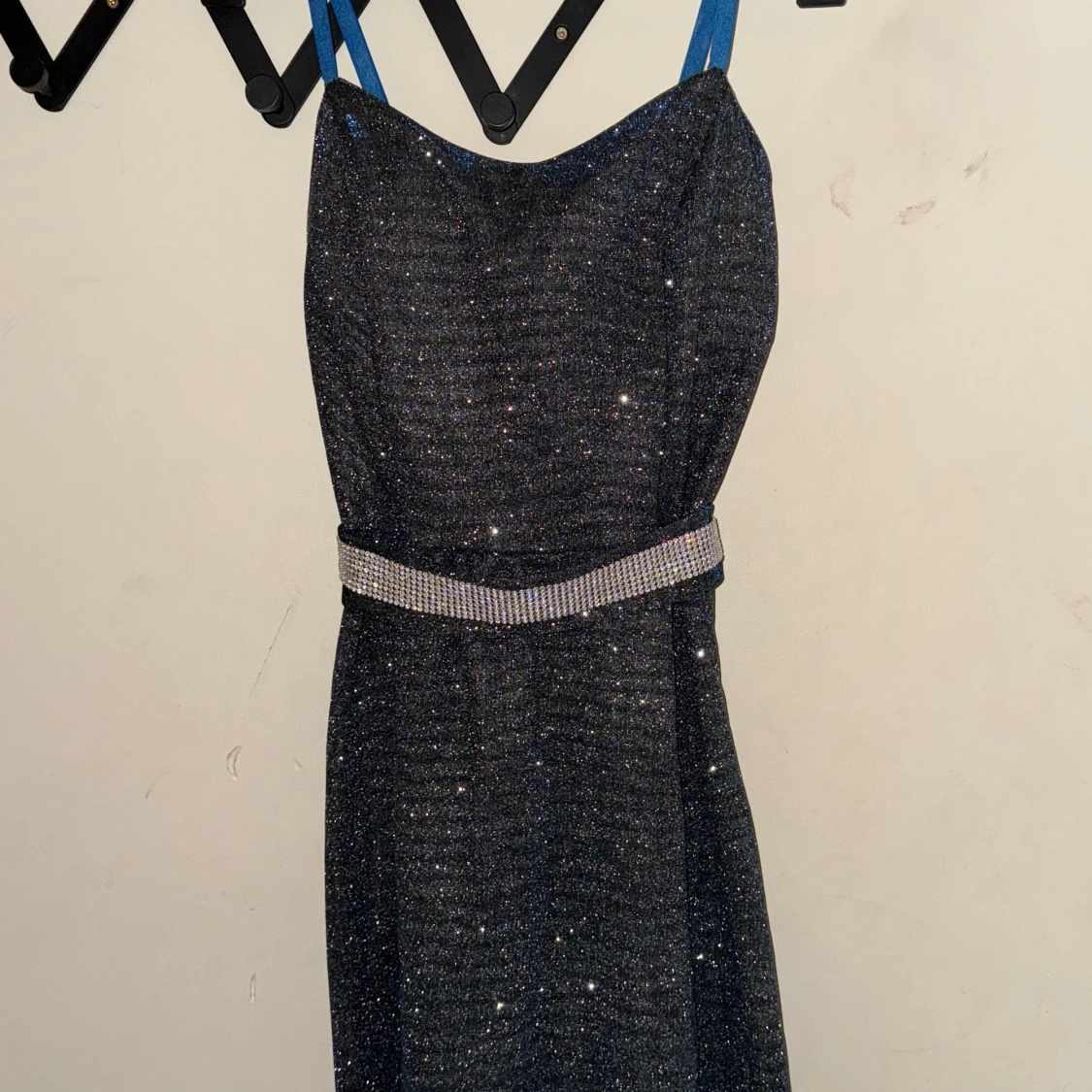 Glittrig svart klänning med blå axelband - 2
