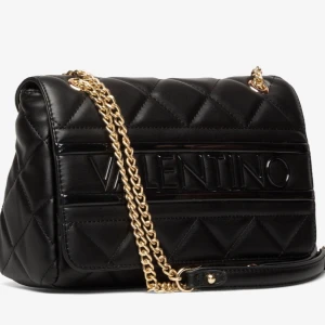 Valentino väska - Snygg svart axelväska från Valentino. Kedjorna har tappat lite av den guldiga färgen (se sista bilden) 💕 fraktar endast och köparen står för frakten.