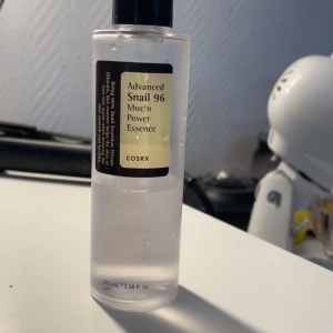 COSRX Advanced Snail 96 Mucin Power Essence - Säljer en flaska COSRX Advanced Snail 96 Mucin Power Essence. Denna essens innehåller 96% snigelsekretfiltrat som hjälper till att återfukta och reparera huden. Perfekt för att ge huden en mjuk och smidig känsla. Ungefär halva flaskan kvar