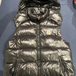 Moncler väst - Fett Moncler väst som e liten på mig nu. Den är i bra skick men har inte nfc Scan. Priset går att diskuteras vid snabb affär.