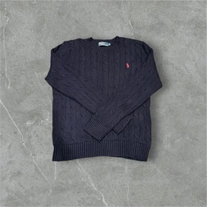 Ralph Lauren - Marinblå Cable knit tröja ifrån Ralph Lauren! Mycket bra skick. Storlek: M 