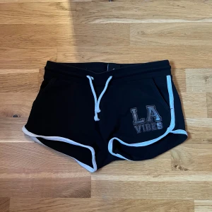 svarta shorts  - Säljer ett par shorts i storlek 150. Jag själv har aldrig använt dom men jag köpte dom second hand men dom är fortfarande i ett bra skick! (Tar tyvärr inga returer)