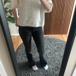 Svarta bootcut jeans från Zara - Säljer ett par grå/svarta mid rise bootcut jeans från Zara i storlek 36. Riktigt sköna och tillverkade i ett mjukt denimtyg. Lite korta för mig som är 173🤍pris kan diskuteras och har ni funderingar, hör av er!