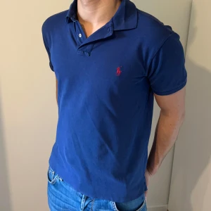 Marinblå Ralph Lauren Pike - Marinblå Ralph Lauren piké i ett mycket bra skick // Storlek: Medium men sitter mer som small, jag på bild är 177cm