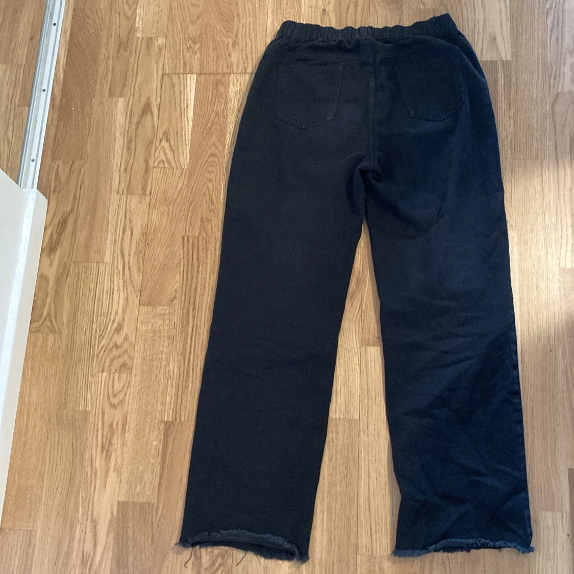 Svarta raka jeans med råa kanter - 1