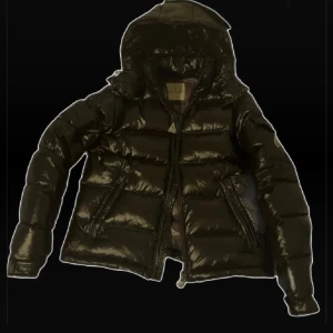 moncler - svart moncler. köpt på vinted men är för stor.