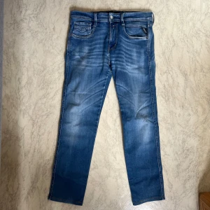 Replay anbass jeans 👖  - Fina replay anbass jeans i storlek 29/30 (något kortare än vanliga jeans med 30 som längd tycker jag, se mått!)📏 