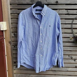 Ralph Lauren skjorta - Snygg raffe skjorta! Size: Large! Skick 8/10 . Självklart äkta. Bara att höra av sig vid frågor eller andra funderingar 🤩