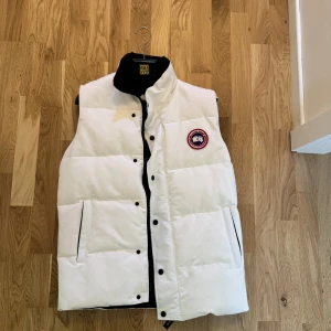 Canada Goose vit väst - Vit canada goose väst i gott skick. Storlek M.  Använts ett par gånger.