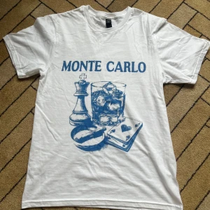 Vit t-shirt med blått Monte Carlo-tryck - Helt ny och oanvänd! Riktigt fet och eftertraktad t-shirt, kan sänka priset vid snabb affär!🙌 Passar om du är ca 170-175. Skick 10/10!!✅