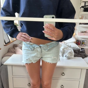 Ljusblå lågmidjade jeansshorts - Supersnygga lågmidjade jeansshorts som är ljusblå och jätte sköna. Kommer inte ihåg vilken affär jag köpt dem ifrån. Storleken är xs men passar folk som är s också. Priset kan diskuteras💕 använd gärna köp nu