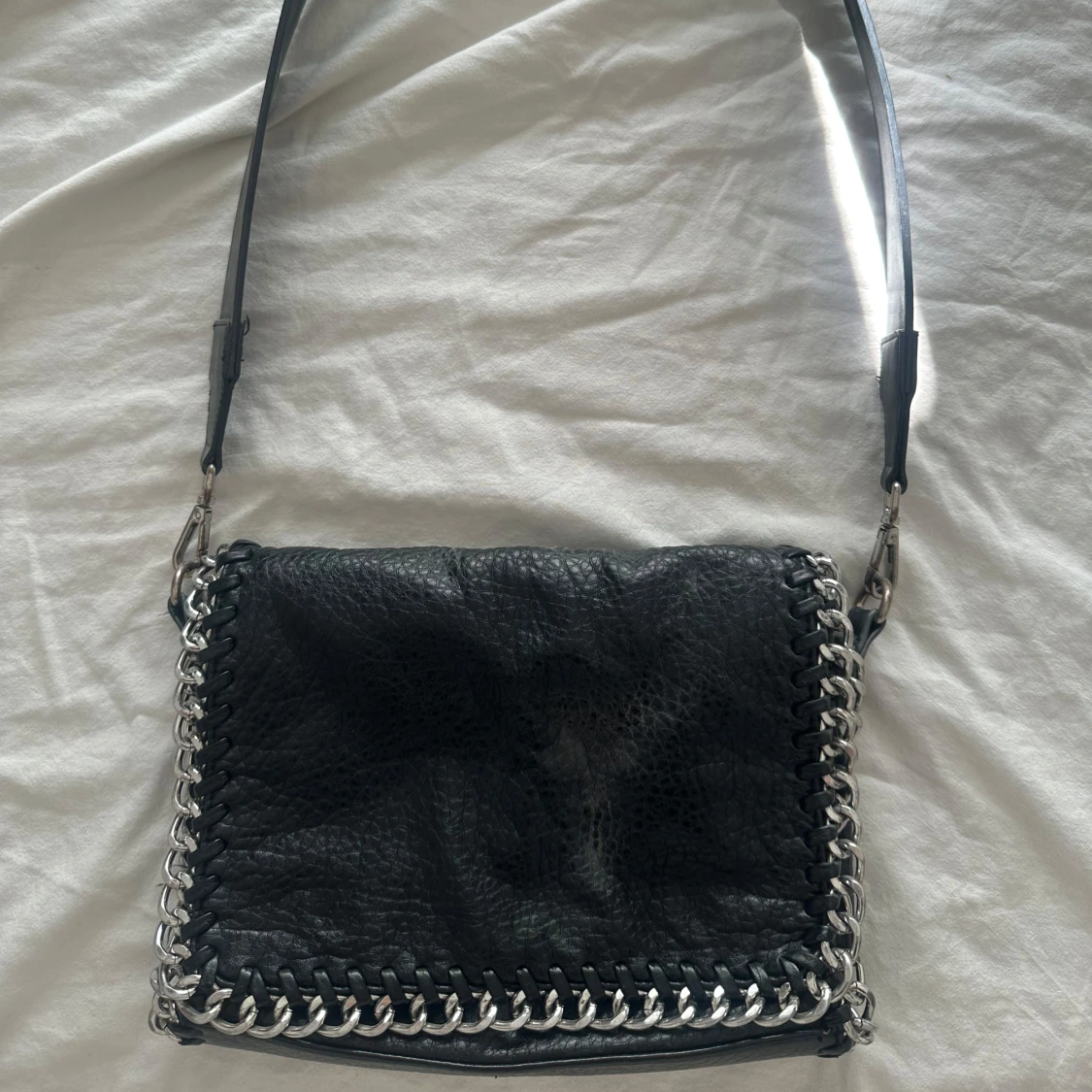 Svart axelväska med kedjedetaljer