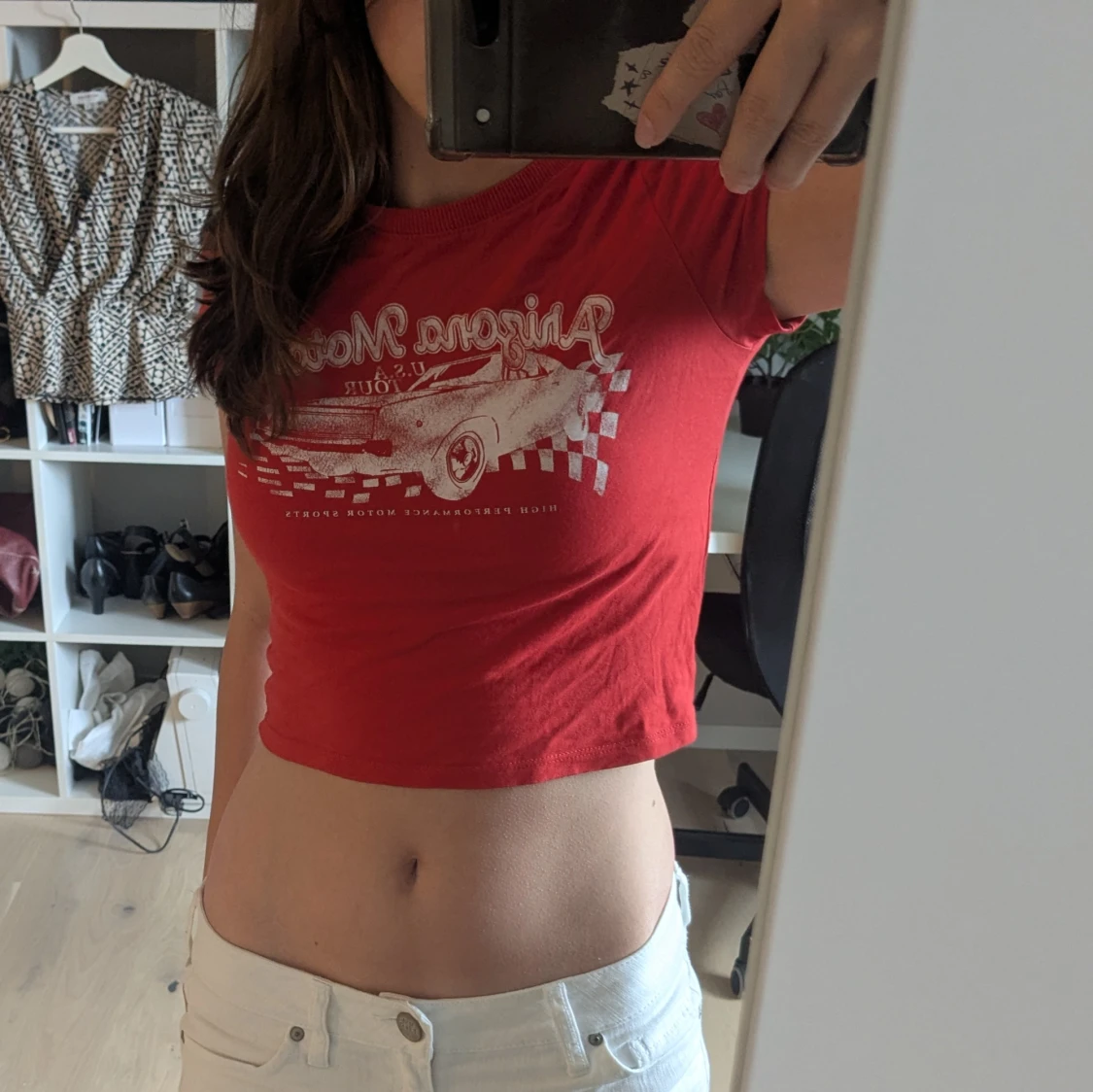 Röd croppad t-shirt med biltryck