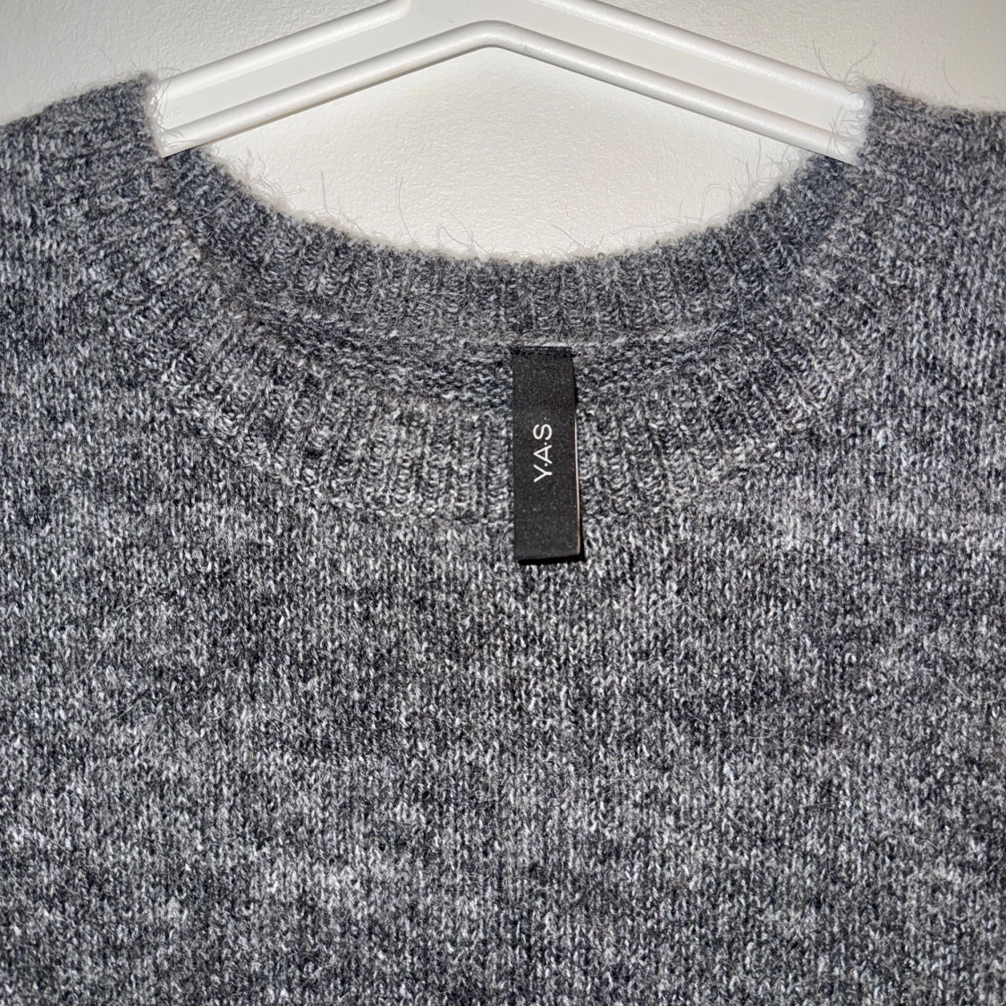 Mörkgrå stickad väst med glittriga knappar - 4