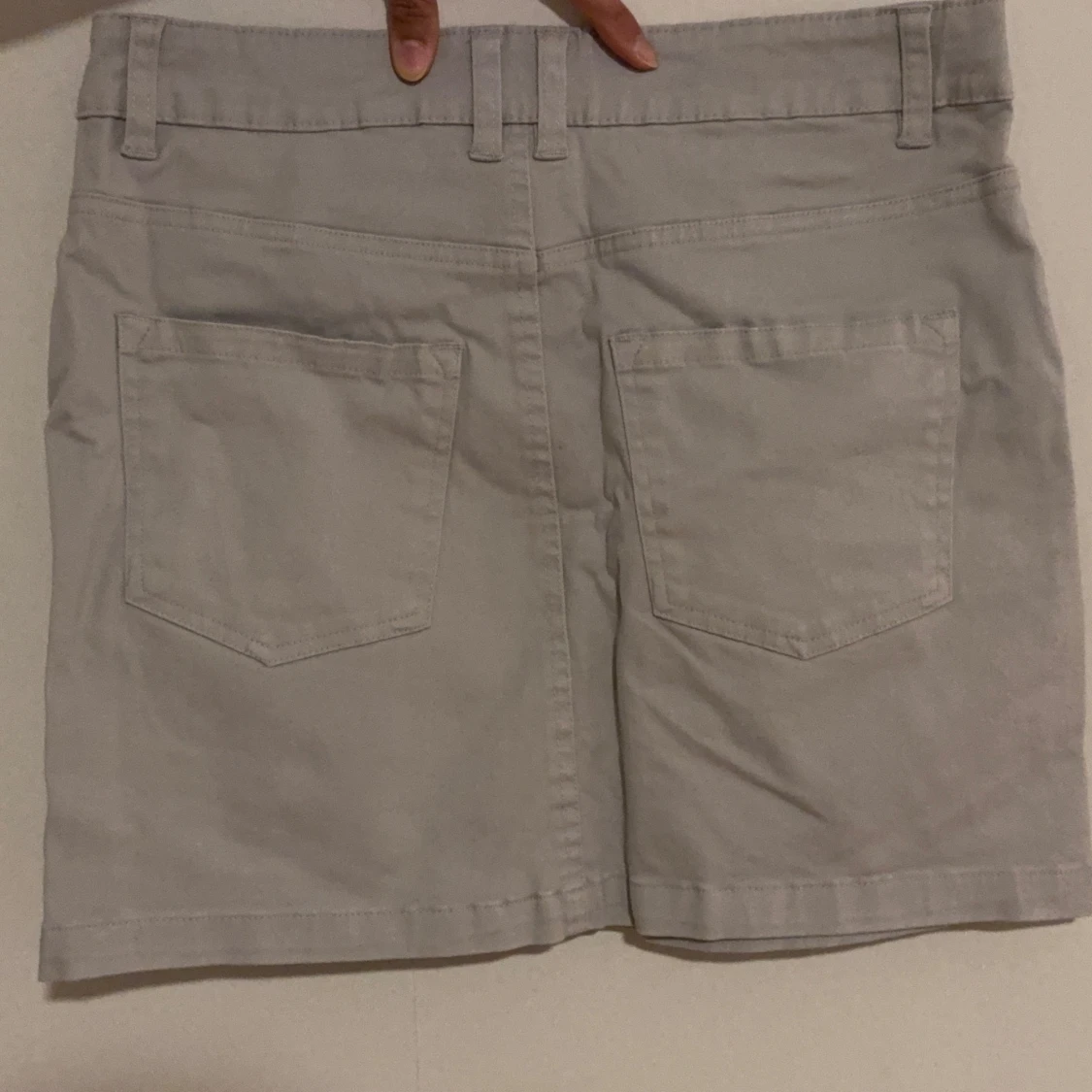 Beige kortkjol med fickor - 3