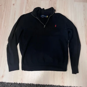 Svart half zip tröja Polo Ralph Lauren - Knappt använd half zip från ralfh lauren. Strl M. Skicka pm vid funderingar🙌
