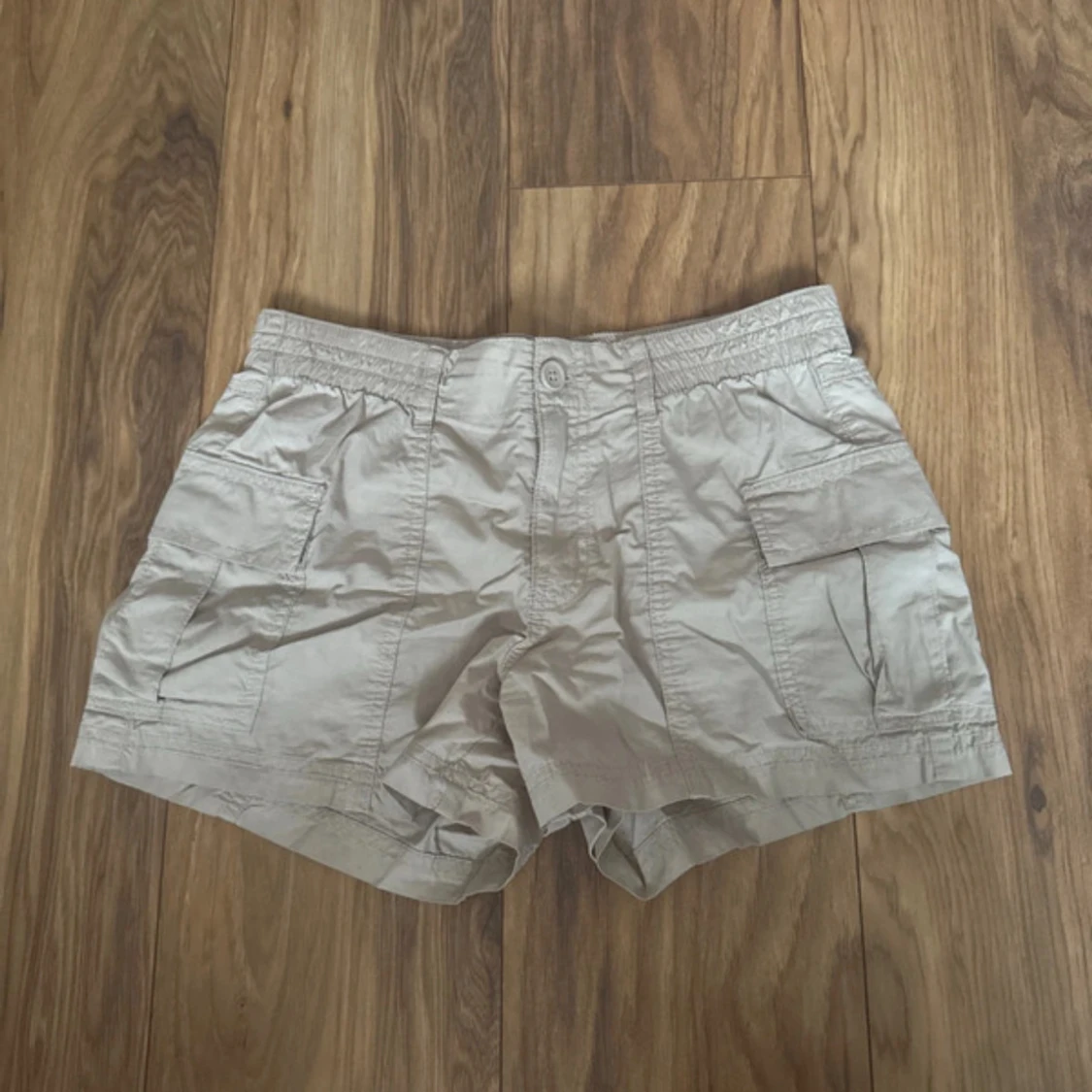 Beige cargoshorts från Gina Tricot XS