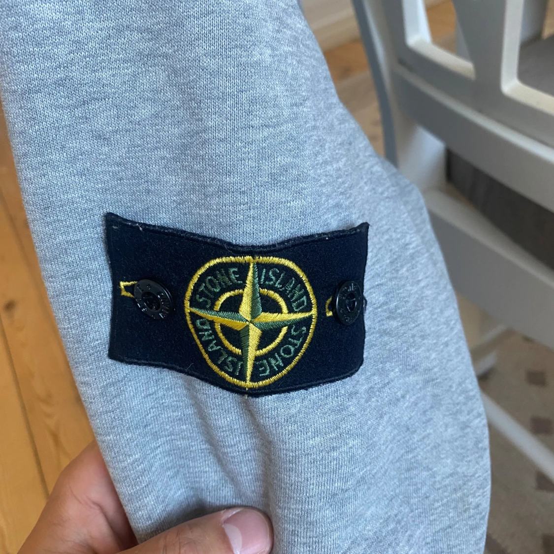 Grå hoodie från Stone Island - 1