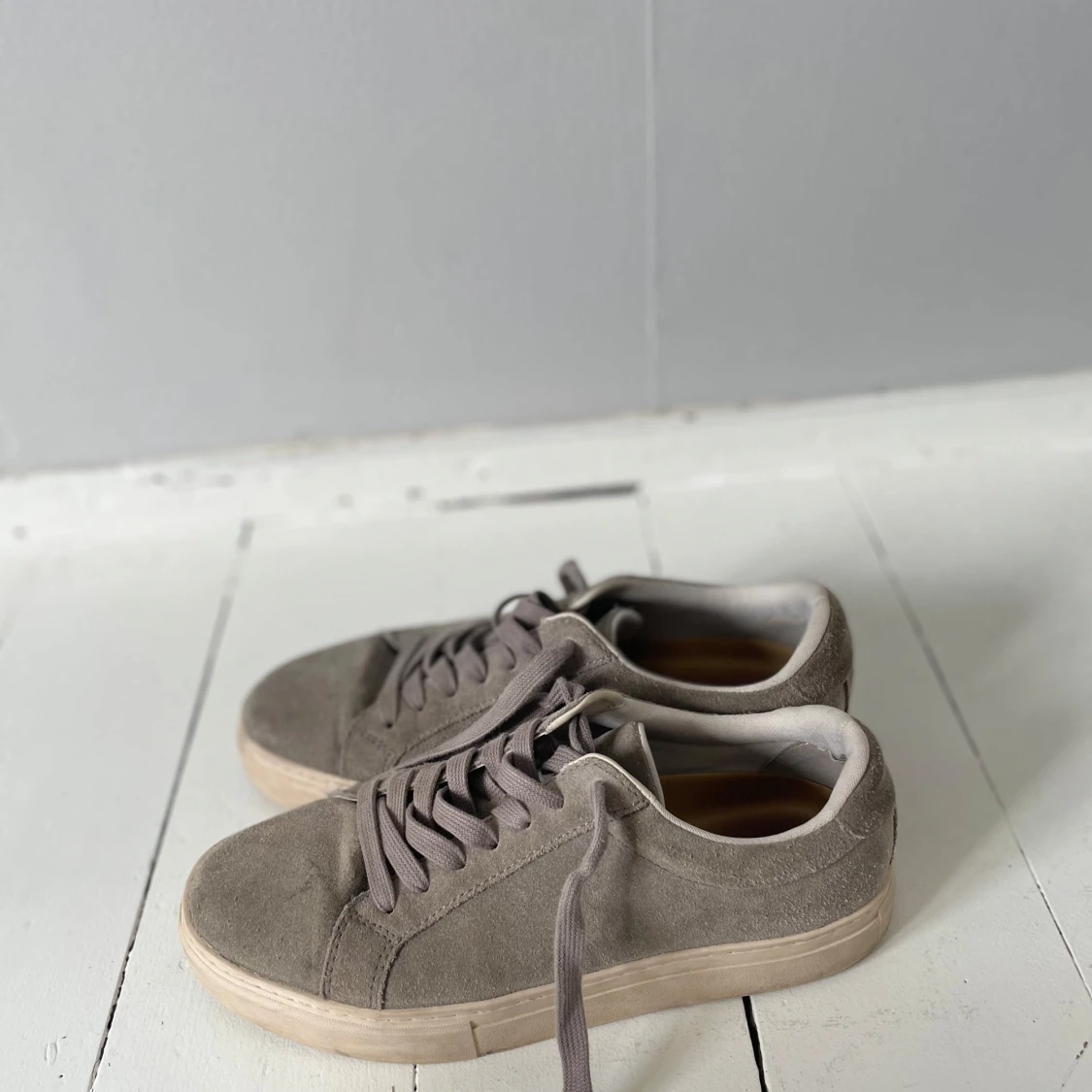 Grå mockasneakers från Vagabond - 1