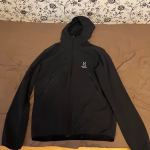 Svart vindjacka från Haglöfs - Hejsan 👋 säljer nu min haglöfs jacka perfekt för hösten o sena sommarkvällar då den håller mot regn o vind. Har bara används få gånger, skriv vid minsta fundering och pris kan diskuteras