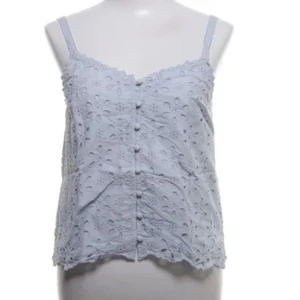 Ljusblå broderat linne - Superfint ljusblått linne från Abercrombie & Fitch med broderade blommor, knappar framtill och smala axelband. Toppen har en romantisk vibe med vågig kant och är perfekt för varma dagar. Jag köpte den på Sellpy i mycket fint skick och jag har bara använt den en gång! Kan ta egna bilder med den på om det önskas💕