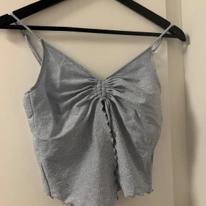 Glittrig silver topp  - Supersnygg glittrig topp, lätt croppad passform. Perfekt som fest topp 🫶🏼