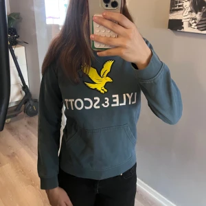 Blå/grön hoodie från Lyle & Scott - Säljer en blå/gröb hoodie från Lyle & Scott den är storlek 10-11år💚💙(äkta från kidsbrandstore)