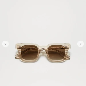 solglasögon Chimi - INTRESSKOLL på mina chimis, dem är i jätte bra skick utan några repor eller liknande. Kommer skicka med fodral och låda. Köpta för 1400kr för ett år sedan ungefär. Hör av dig om du är intresserad och hur mycket pengar du skulle kunna lägga! Formen är 04 och färgen heter ecru! 