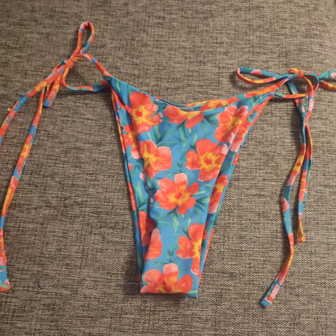 Somrig bikinitrosa i storlek S