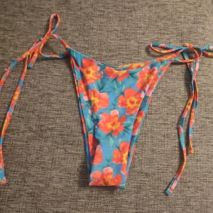 Somrig bikinitrosa i storlek S - Somriga bikinitrosor i storlek S. Härligt färglada i orange och blått. Perfekta till stranden, poolen eller i solstolen 🌞 dessa är helt nya men utan prislapp.