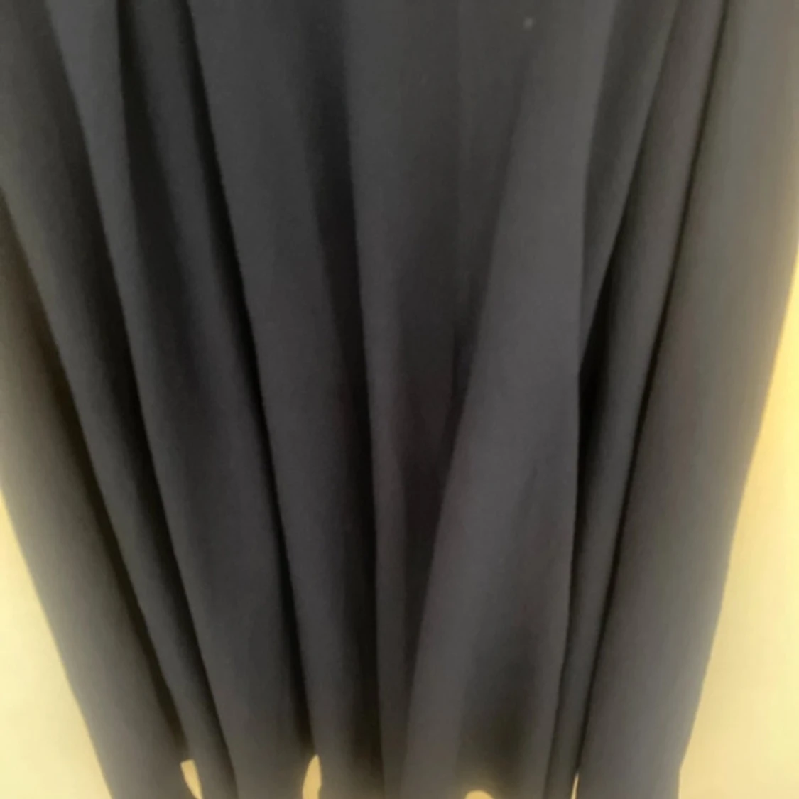 Mörkblå långkjol med veck - 3