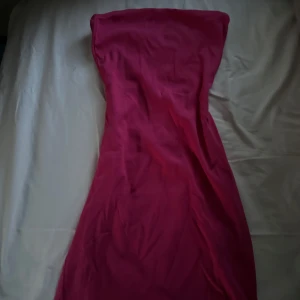 Rosa tubtoppsklänning - Rensar ur min garderob och denna kommer inte till användning längre💕Den är i strl 36 och är stretching så kan nog passa större men passar även mig som e en 34😊