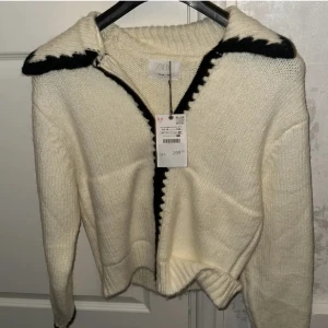 Vit stickad kofta från Zara - Slutsåld kofta från Zara, passar mig som är xs/s aldrig använd