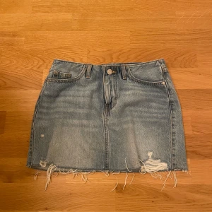 Blå jeanskjol med fransig kant - Säljer en snygg blå jeanskjol. Kommit till användning 2 gånger så därför säljer jag den nu! Perfekt för dig som gillar en avslappnad och trendig stil. Pris kan diskuteras vid snabb affär💞💞