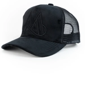 Maggiore keps - Snygg svart keps med mjuk front och broderad logga framtill. Baksidan är i mesh för extra ventilation och cool look. Perfekt accessoar för att lyfta din outfit.