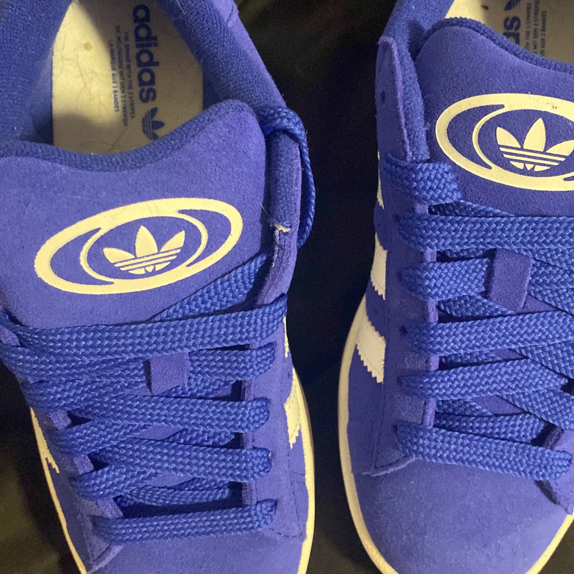 Blå adidas sneakers med vita ränder - 2