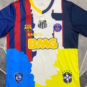 Neymar Jr past and present klubbar (pris går att diskutera) - Unik fotbollströja i 100% polyester med Neymar Jr och nummer 11 på ryggen. Tröjan har korta ärmar och kombinerar färger och loggor från Barcelona, PSG, Santos, Brasilien och Al Hilal. Färgerna är blå, röd, gul, vit och svart med coola blixtmönster och tryck.