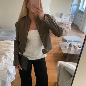 Skinnjacka  - Superfin skinnjacka från Nelly som är slutsåld på hemsidan💗 Storlek S